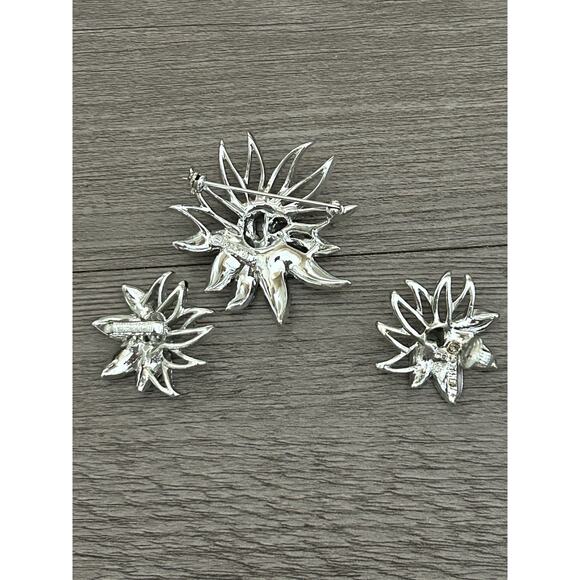 Lovely Vtg Silver Tone Pin & Clip On Earrings Flower Set By Sarah Coventry - Picture 2 of 2